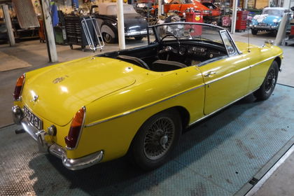 MG B cabrio Yellow  