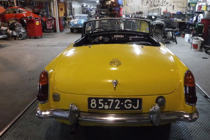 MG B cabrio Yellow  