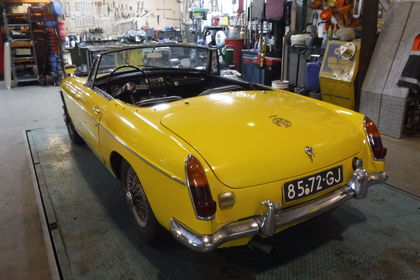 MG B cabrio Yellow  