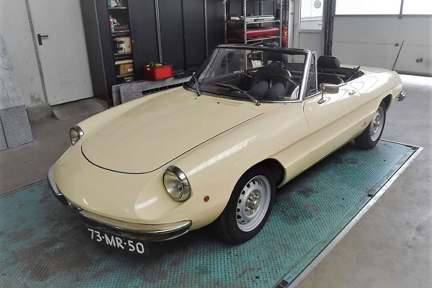 Alfa Romeo 2000 spider veloce Creme