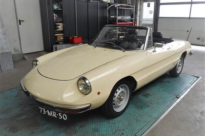 Alfa Romeo 2000 spider veloce Creme 