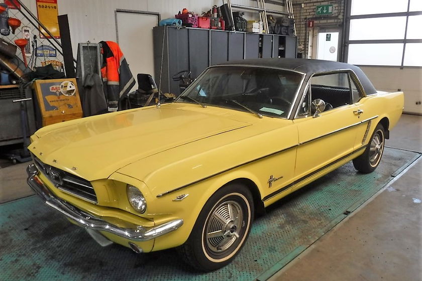 Ford mustang 65 yellow