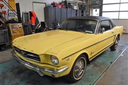 Ford mustang 65 yellow 