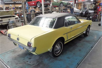 Ford mustang 65 yellow 