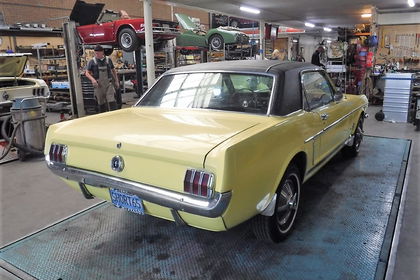 Ford mustang 65 yellow 