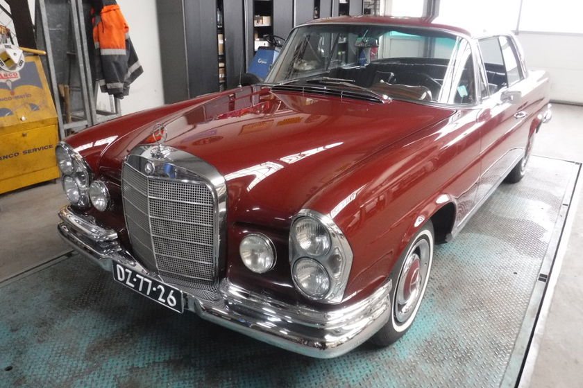 Mercedes 250SE Coupe red