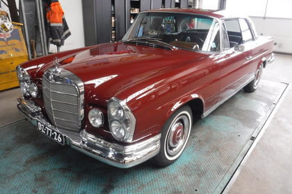 Mercedes 250SE Coupe red 