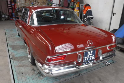 Mercedes 250SE Coupe red 