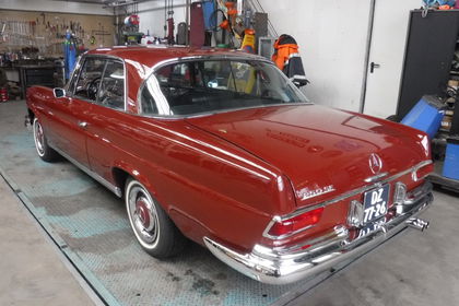 Mercedes 250SE Coupe red 